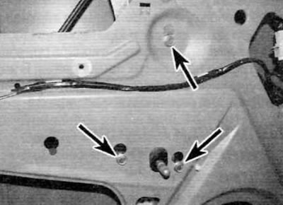Figure 15.11. Loosen the three bolts (marked with arrows) window lifter mounts to the door