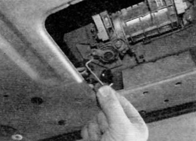 Figure 17.3. Disconnect the rod from the tailgate lock cylinder and the tailgate lock lever