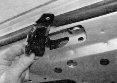 Figure 17.6, b....and remove the latch assembly from the tailgate