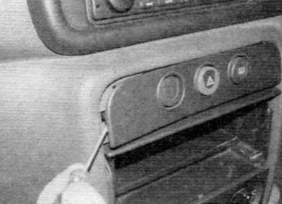 Rysunek 4.14. Aby uzyskać dostęp do przełączników, ostrożnie zdejmij panel wykończeniowy (wczesne…