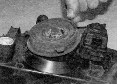 Рис. 5.2. Снимите с фары защитную резиновую крышку (ранние модели)