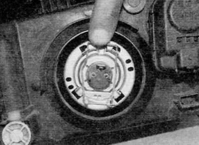 Рис. 5.3, а. Отпустите пружинный зажим...