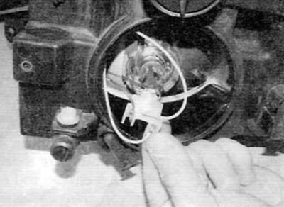 Рис. 5.9. Рассоедините электрический разъем лампы фары (поздние модели)