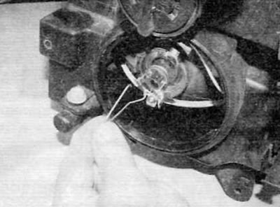 Рис. 5.9, а. Отпустите пружинный зажим...
