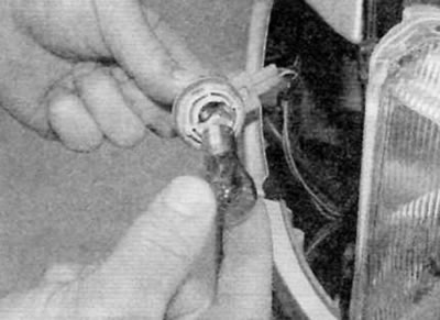 Рис. 5.23, б. Лампа имеет байонетное соединение с патроном(ранние модели)