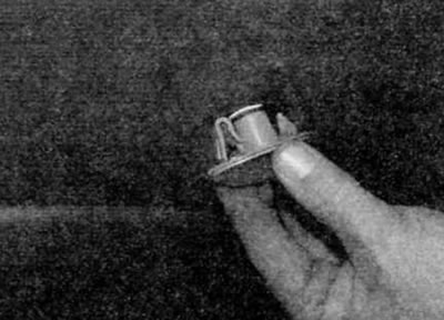 Рис. 5.27. Отожмите боковой повторитель указателя поворота вперед, а затем высвободите его из крыла