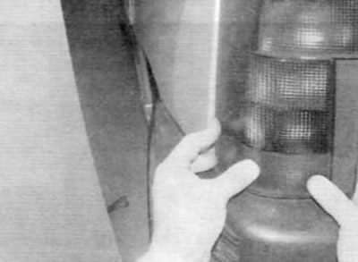 Рис. 5.39, а. Отожмите фонарь к центру автомобиля...