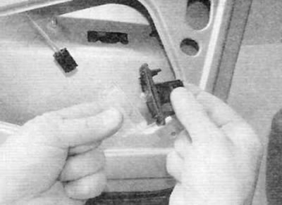 Рис. 5.58. Отсоедините рассеиватель от фонаря освещения номерного знака. Лампа устанавливается в…