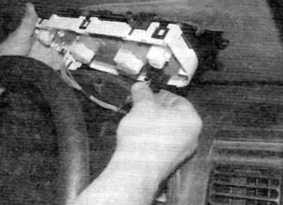 Rysunek 9.9. Odwróć zestaw wskaźników i odłącz złącza elektryczne (wczesne modele)