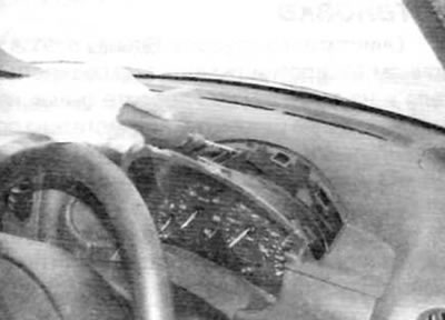 Rysunek 9.11, a. Wyjmij śrubę mocującą w górnej części panelu przedniego...