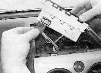 Rysunek 10.2, b....następnie zdejmij wyświetlacz wielofunkcyjny i odłącz złącze elektryczne