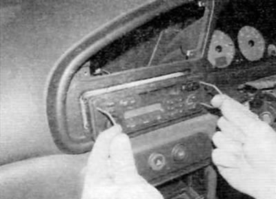Figura 17.3. Introduceți extractoarele în orificiile de pe blocul audio și scoateți blocul de pe…