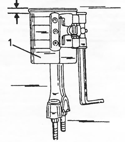 Figura 273. Aplicarea benzii de tensiune pe piston. Pistonul ar trebui să iasă în afară cu 4-5 mm.