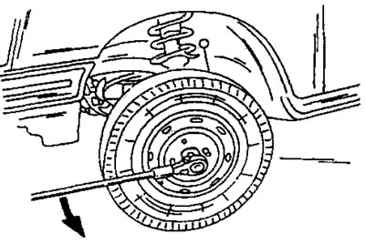 Рис. 7. Отпускание гаек приводных валов. Колесо должно стоять на земле.