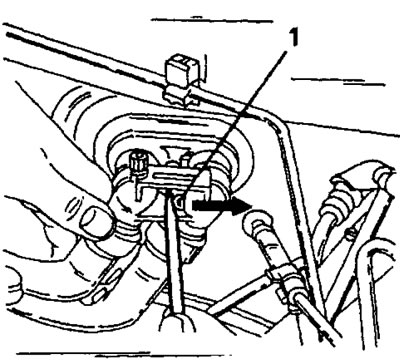 Рис. 17. Крепление шлангов отопителя на штуцерах. Шланги снимаются только после отжатия язычка по…