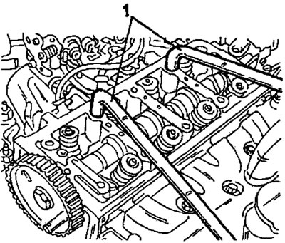 Рис. 27. Поднимание головки цилиндров с помощью двух рычагов (1).