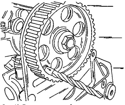 Рис. 45. При отворачивании болта шкива распределительного вала вставить указанным образом сверло.