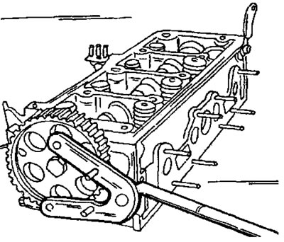 Фигура 92. Разхлабване на болта на зъбната ролка на разпределителния вал. Дръжте зъбчатата ролка,…