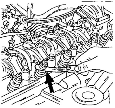 Фигура 113. Поставете луфтомера в отвора, обозначен със стрелки, между края на стеблото на клапана…