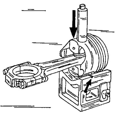 Рис. 121. Выпрессовывание поршневого пальца на прессе. Вырез (стрелка) должен совпадать с…