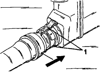 Фигура 159. Две скоби (1) закрепват заключващите механизми на маркуча към радиатора.