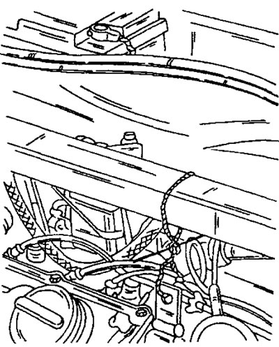 Рис. 185. Поднятие двигателя с помощью самодельного приспособления.