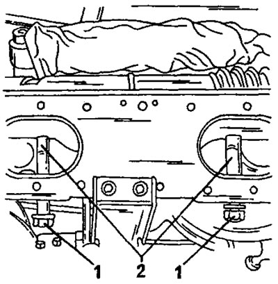 Рис. 206. Расположение двух болтов крепления (1) зубчато-реечного рулевого механизма. Между ними…