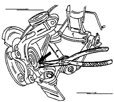 Рис. 221. Снятие стопорного кольца с задней стороны поворотного кулака (на рисунке показан…