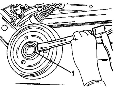 Рис. 229. Колпак ступицы колес/(1) осторожно выбить небольшим зубилом.