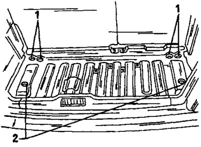 Рис. 238. Затяжка крепления подвески задних колес производится в багажном отсеке. Момент затяжки…