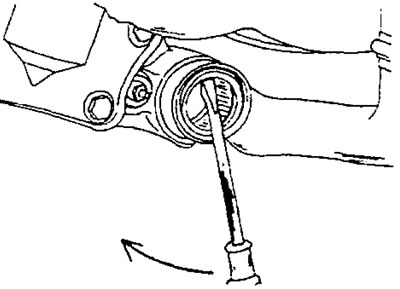 Рис. 239. Снятие сальника из продольного рычага с помощью отвертки.