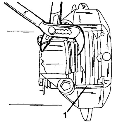 Рис. 258. Утопить поршень в отверстии трубным ключом, не повреждая при этом поршень. Сначала…