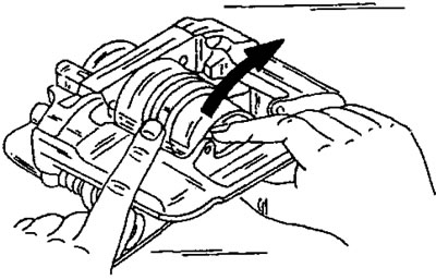 Рис. 268. Установка пылезащитного кольца в поршне и отверстии цилиндра. При этом поршень…