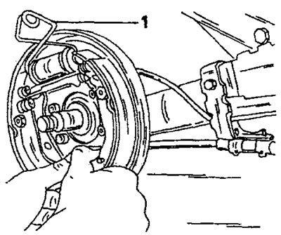 Рис. 281. Вставить тормозные колодки сверху в колесный тормозной цилиндр и развести снизу, чтобы их…