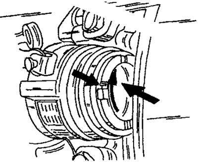 Рис. 286. Поворотное движение поршня тормоза при его утапливании (стрелки).