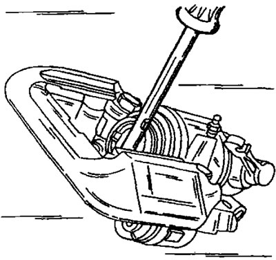Рис. 291. Выворачивание или вворачивание поршня тормозного суппорта заднего колеса.