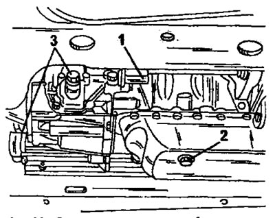 Рис. 323. Вид снизу двигателя и коробки передач с расположением сливных пробок. 1. Пробка на блоке…