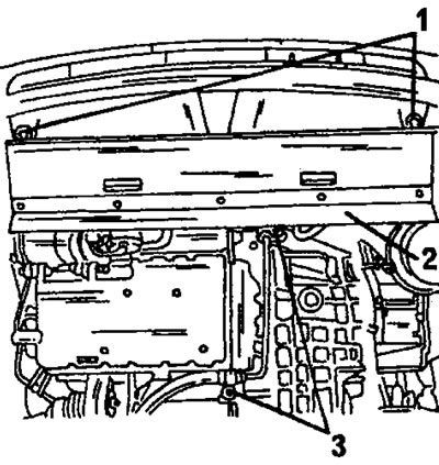 Рис. 328. Вид автомобиля снизу. Указанные детали должны быть сняты. 1. Болты; 2. Защитный кожух; 3.…