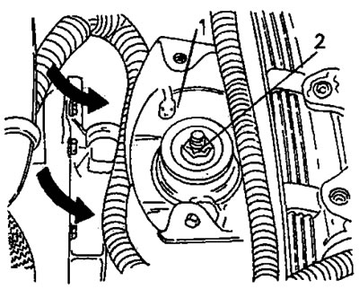 Рис. 330. Крепление опоры подвески со стороны коробки передач. Скоба подвески (1) крепится на…