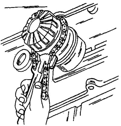 Фигура 334. Масленият филтър се развива с помощта на верижен ключ.