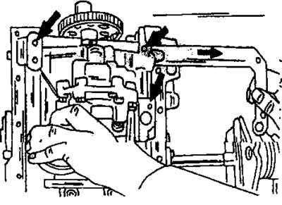 Фигура 342. Демонтиране на маслената помпа. Отстранете дистанционната плоча по показания начин.…