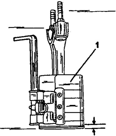 Рис. 389. Стяжная лента (1), наложенная на поршневые кольца. Поршень должен выступать на 4-5 мм.