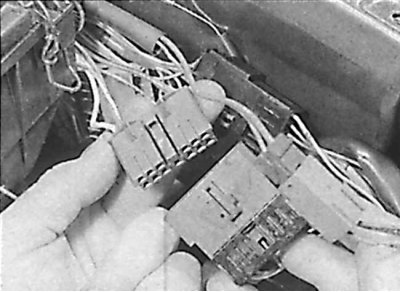 7. Odłączyć złącza elektryczne przednich reflektorów i wentylatora chłodnicy.