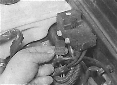 7. Odłączyć złącza elektryczne przednich reflektorów i wentylatora chłodnicy.