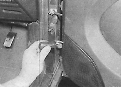 2. Using a screwdriver (to extract the special protrusion) remove the door handle cover.