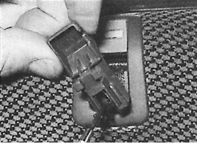 2. Install all latches in the corresponding door holes and secure the door trim.
