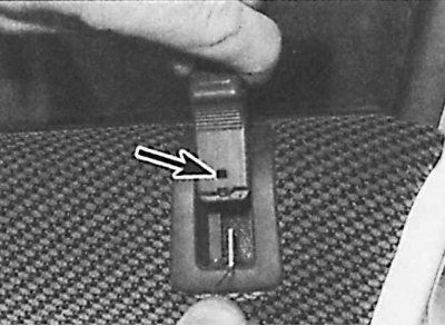 2. Install all latches in the corresponding door holes and secure the door trim.