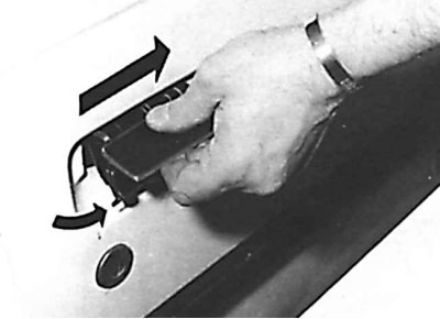 2. За достъп до дръжката на вратата отстранете защитното фолио от вратата.