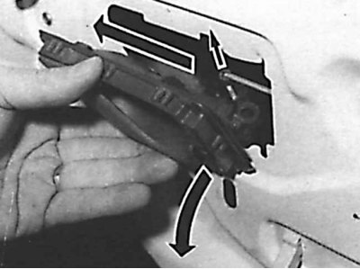 3. След като развиете вътрешния закрепващ елемент на дръжката на вратата, дръпнете дръжката назад…