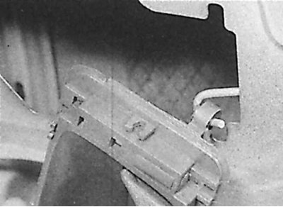 4. Отстранете вътрешната дръжка на вратата, като я издърпате леко назад (стрелка) и едновременно с…